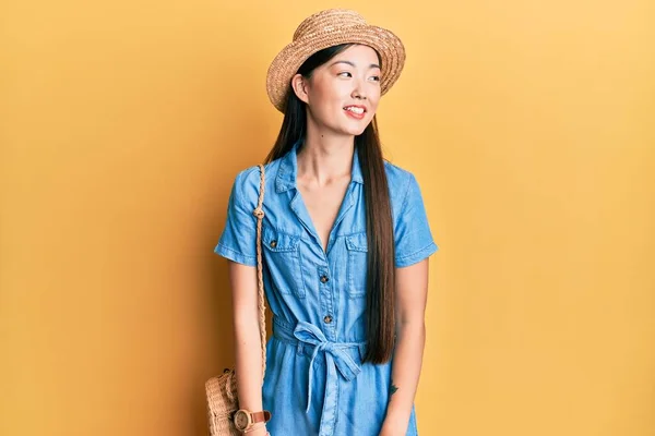 Νεαρή Κινέζα Γυναίκα Που Φοράει Καλοκαιρινό Καπέλο Κοιτάζει Αλλού Χαμόγελο — Φωτογραφία Αρχείου
