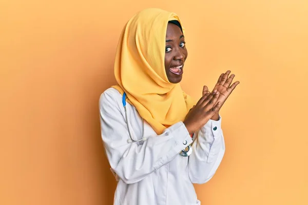 Beautiful African Young Woman Wearing Doctor Uniform Hijab Clapping Applauding — Stock Fotó