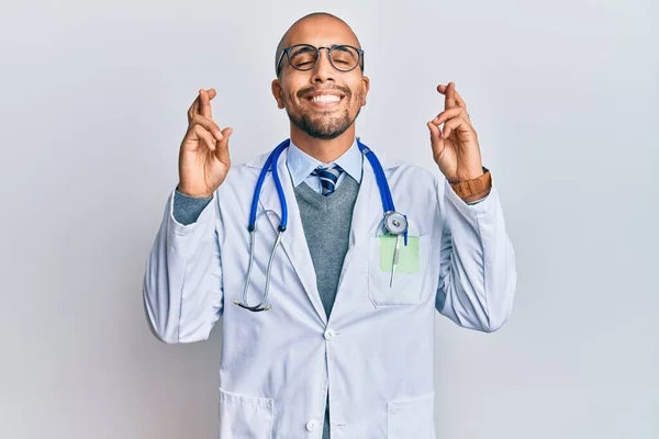 Homem Adulto Hispânico Vestindo Uniforme Médico Estetoscópio Gesticulando Dedo Cruzado — Fotografia de Stock