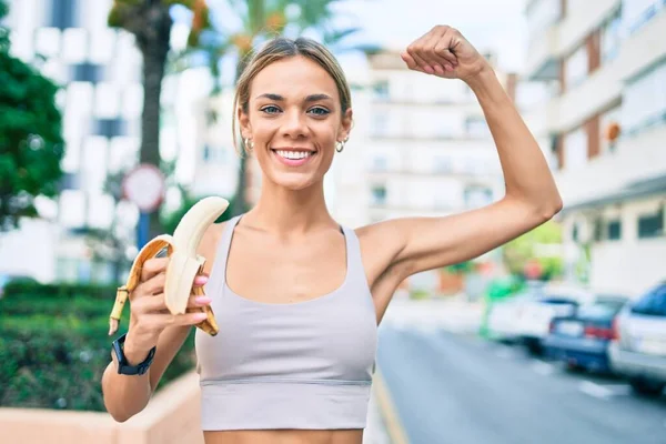 Junge Kaukasische Fitness Frau Sportkleidung Trainiert Freien Gesunde Banane Essen — Stockfoto