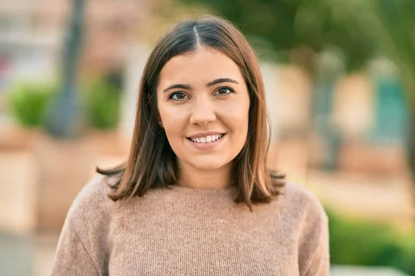 Giovane Donna Ispanica Sorridente Felice Piedi Alla Città — Foto Stock