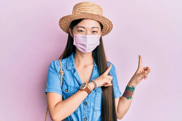 Νεαρή Κινέζα Που Φοράει Ιατρική Μάσκα Καλοκαίρι Χαμογελώντας Και Κοιτάζοντας — Φωτογραφία Αρχείου