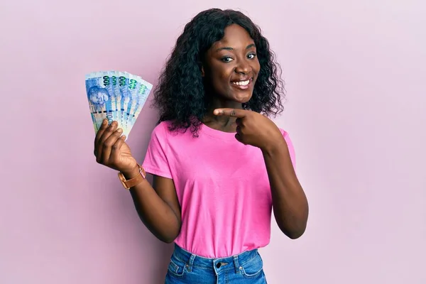 Beautiful African Young Woman Holding South African 100 Rand Banknotes — Φωτογραφία Αρχείου