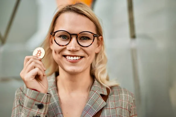 Ung Blond Affärskvinna Ler Glad Innehav Bitcoin Staden — Stockfoto