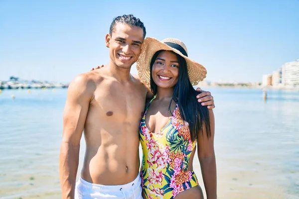 Joven Pareja Latina Vistiendo Traje Baño Sonriendo Feliz Abrazándose Playa — Foto de Stock