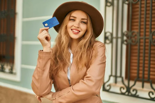 Joven Chica Rubia Sonriendo Feliz Celebración Tarjeta Crédito Ciudad —  Fotos de Stock