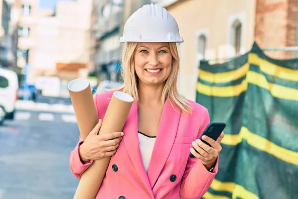 Jovem Arquiteto Caucasiano Mulher Sorrindo Feliz Usando Smartphone Cidade — Fotografia de Stock