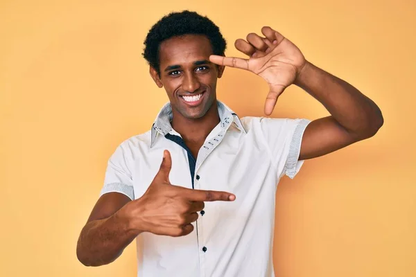 Hombre Guapo Africano Con Camisa Casual Sonriente Haciendo Marco Con —  Fotos de Stock