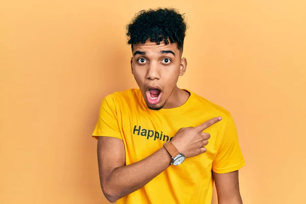 Jovem Afro Americano Vestindo Shirt Com Mensagem Palavra Felicidade Surpreendido — Fotografia de Stock
