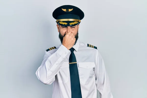 Jonge Spaanse Man Vliegtuigpiloot Uniform Ruikt Iets Stinkends Walgelijks Ondraaglijk — Stockfoto