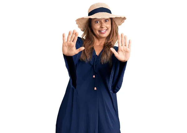 Mujer Hispana Mediana Edad Vistiendo Sombrero Verano Asustada Aterrorizada Por — Foto de Stock
