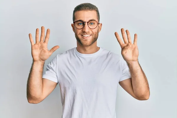 Jonge Blanke Man Draagt Casual Kleding Bril Tonen Wijzen Met — Stockfoto