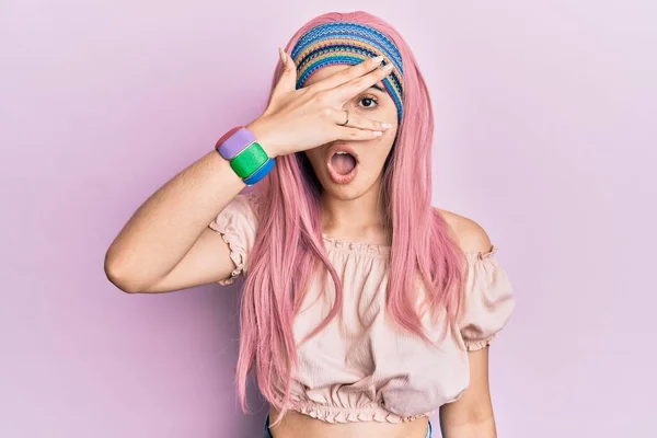 Νεαρό Ισπανόφωνο Κορίτσι Ροζ Μαλλιά Κρυφοκοιτάζει Σοκ Καλύπτει Πρόσωπο Και — Φωτογραφία Αρχείου