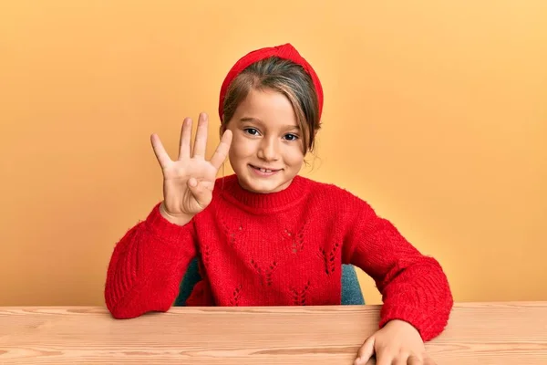 Klein Mooi Meisje Dragen Casual Kleding Zitten Tafel Tonen Wijzen — Stockfoto