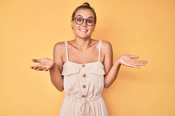 Hermosa Mujer Caucásica Con Vestido Verano Expresión Despistada Confusa Con — Foto de Stock