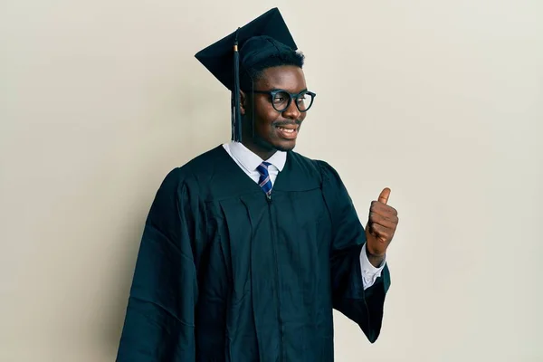Bel Homme Noir Portant Casquette Graduation Robe Cérémonie Souriant Avec — Photo