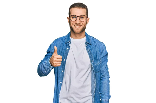 Joven Hombre Caucásico Con Ropa Casual Haciendo Gesto Pulgares Felices — Foto de Stock