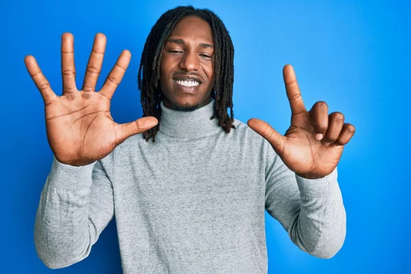 Afro Amerikaanse Man Met Vlechten Dragen Coltrui Tonen Wijzen Met — Stockfoto