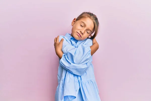 Klein Mooi Meisje Draagt Casual Kleren Knuffelen Zichzelf Gelukkig Positief — Stockfoto