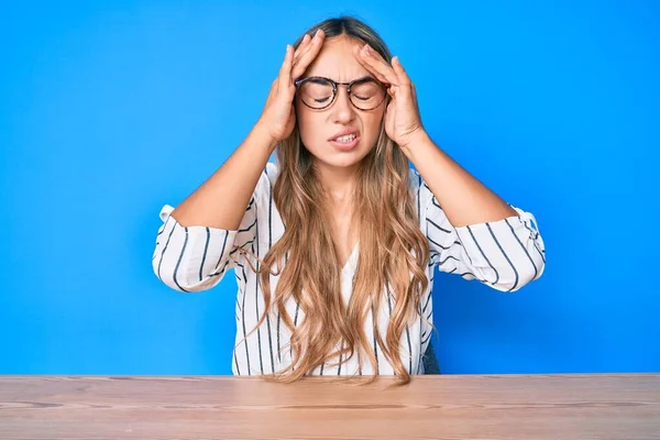 Jovem Mulher Loira Bonita Usando Óculos Sentados Mesa Sofrendo Dor — Fotografia de Stock