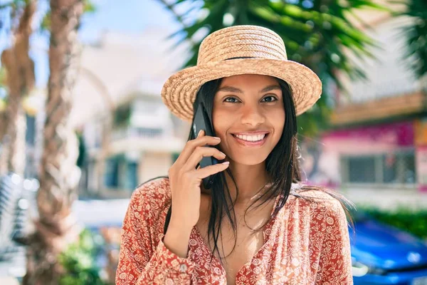 Joven Mujer Turista Afroamericana Vacaciones Hablando Teléfono Inteligente Ciudad — Foto de Stock