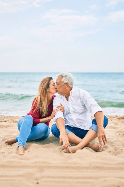 中世のヒスパニックカップルキスと抱擁座っていますザビーチ — ストック写真