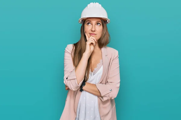 Giovane Donna Bionda Che Indossa Architetto Hardhat Faccia Seria Pensando — Foto Stock