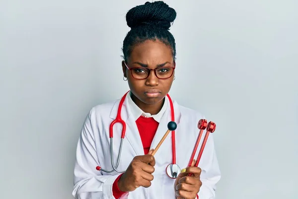 Jeune Femme Afro Américaine Portant Uniforme Médecin Tenant Diapason Sceptique — Photo