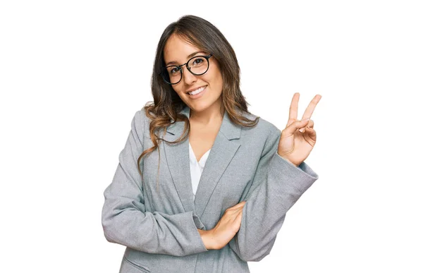 Jonge Brunette Vrouw Zakelijke Kleren Glimlachend Met Een Vrolijk Gezicht — Stockfoto