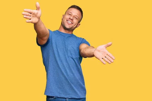 Handsome Muscle Man Wearing Casual Clothes Looking Camera Smiling Open — Stock Photo, Image