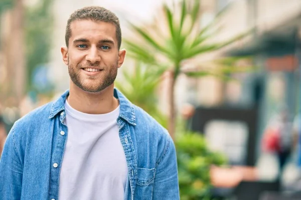 Jovem Caucasiano Sorrindo Feliz Cidade — Fotografia de Stock