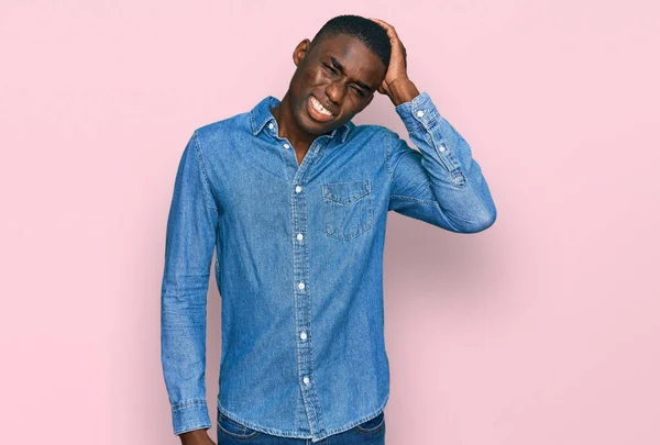 Jovem Afro Americano Vestindo Roupas Casuais Confundem Perguntam Sobre Questão — Fotografia de Stock