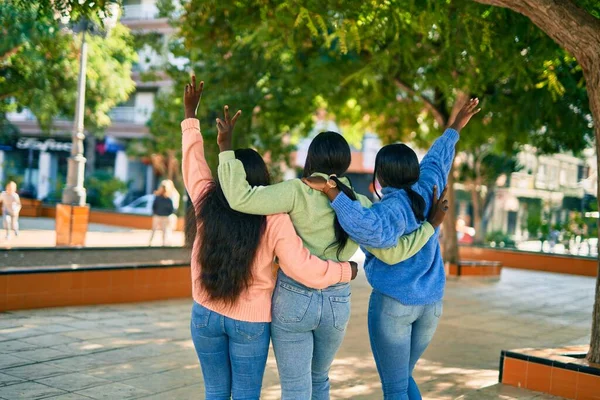 Tres Amigos Afroamericanos Vista Trasera Caminando Por Parque —  Fotos de Stock