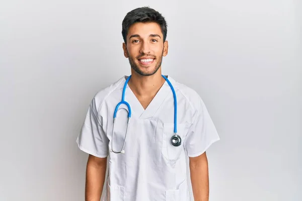 Jeune Homme Beau Portant Uniforme Médecin Stéthoscope Avec Sourire Heureux — Photo