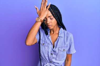 Gündelik giysiler giyen güzel İspanyol kadın bir hata sonucu el ele tutuşup şaşırdı. Hatayı hatırla. Unuttum, kötü hafıza kavramı. 