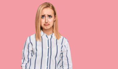 Güzel, beyaz bir kadın, günlük giysiler giyip sıkıntıdan, üzüntüden, kızgın ve korkmuş bir şekilde ağlıyor. hüzünlü ifade. 