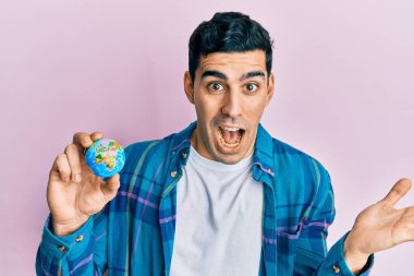 Küçük bir dünya balosu düzenleyen yakışıklı İspanyol adam zaferi mutlu bir gülümseme ve ellerini kaldırarak kazanan bir ifadeyle kutluyor. 