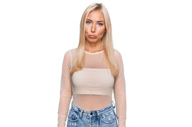 Gündelik kıyafetler giyen genç sarışın kadın üzgün ve endişeli, kızgın ve korkmuş bir şekilde ağlıyor. hüzünlü ifade. 