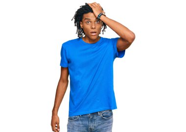 Gündelik giysiler giyen genç Afro-Amerikan bir adam hata sonucu el ele tutuşup şaşırdı. Hatayı unutmayın. Unuttum, kötü hafıza kavramı. 