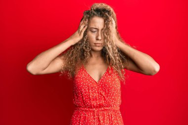 Yazlık elbise giyen güzel beyaz kız baş ağrısı ve stres yüzünden acı çekiyor çünkü acı ve migren. Eller başının üstünde.. 