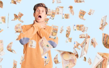 Genç ve yakışıklı bir adam günlük kıyafetler giyip bağırıyor ve boğularak ölüyor çünkü acı verici bir şekilde boğulmuş. Sağlık problemi. Boğulma ve intihar konsepti.