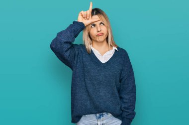 Kafkasyalı genç bir kadın günlük kıyafetler giyiyor. Alnında parmakları olan insanlarla dalga geçiyor. Ezik hareketler yapıyor, alay ediyor, hakaret ediyor.. 