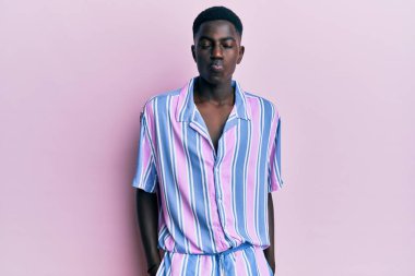 Genç Afro-Amerikalı sıradan kıyafetler giymiş bir adam kameraya bakıp öpüşürken sevimli ve seksi oluyor. aşk ifadesi. 