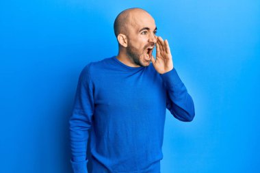 Günlük kışlık kazak giyen genç İspanyol adam el ele tutuşarak bağırıyor ve çığlık atıyordu. iletişim konsepti. 