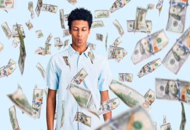 Genç Afro-Amerikan adam günlük kıyafetler giyip dudaklarıyla balık suratı yapıyor, çılgınca ve komik bir jest. Komik ifade.