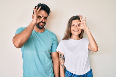 Güzel, genç bir çift sevgili birlikte el hareketleriyle gülüyor, gözleriyle mutlu yüzlere bakıyor.. 