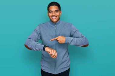 Genç, yakışıklı, sıradan bir kazak giyen, acele eden, saati, sabırsızlığı, gecikmeye kızmış ve sinirli bir İspanyol. 