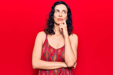 Genç ve güzel İspanyol bir kadın günlük kıyafetler giyiyordu. Kuşkuya yoğunlaşmıştı. Parmakları çenesinde ve yukarı bakıyordu. 