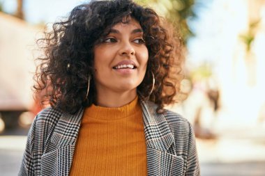 Genç İspanyol iş kadını şehirde mutlu mesut ayakta duruyor..