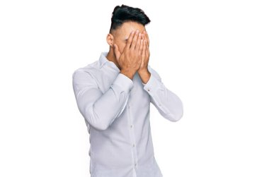 Genç Arap adam, ağlarken suratını ellerle örten sıradan kıyafetler giyiyor. depresyon kavramı. 